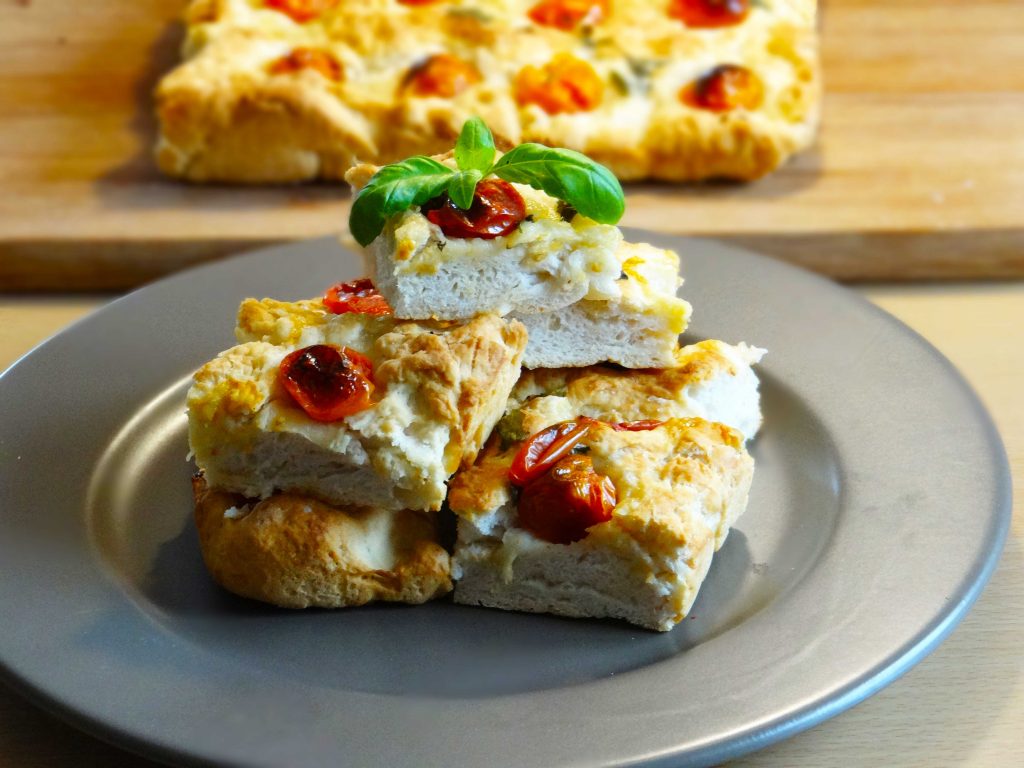 Focaccia cu busuioc si rosii cherry