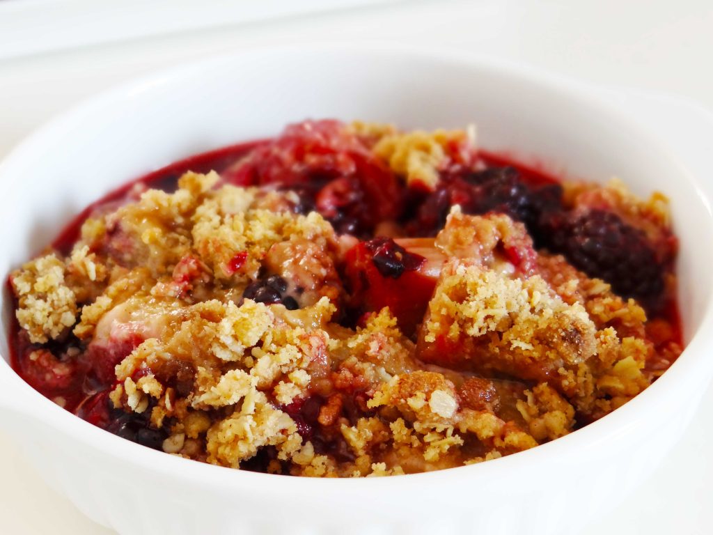 Crumble cu mure și rubarbă