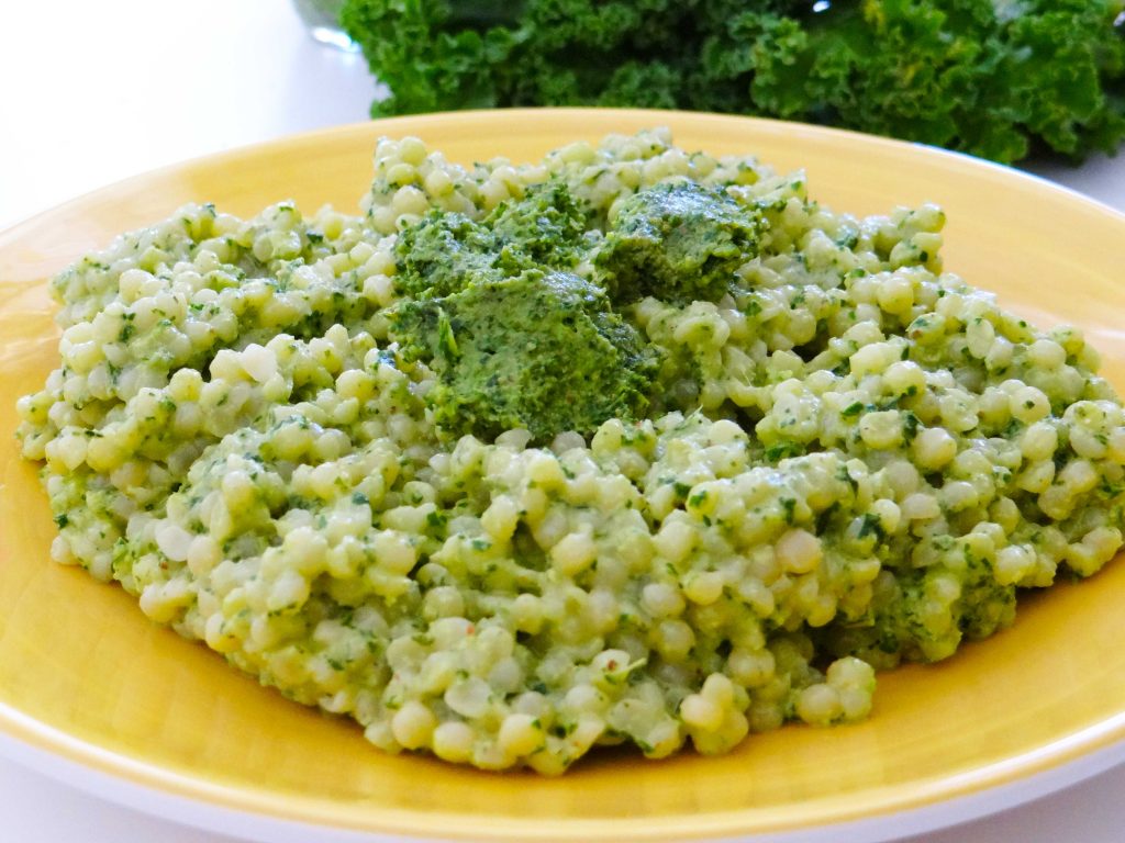 Cuș-cuș israelian și pesto cu varză Kale