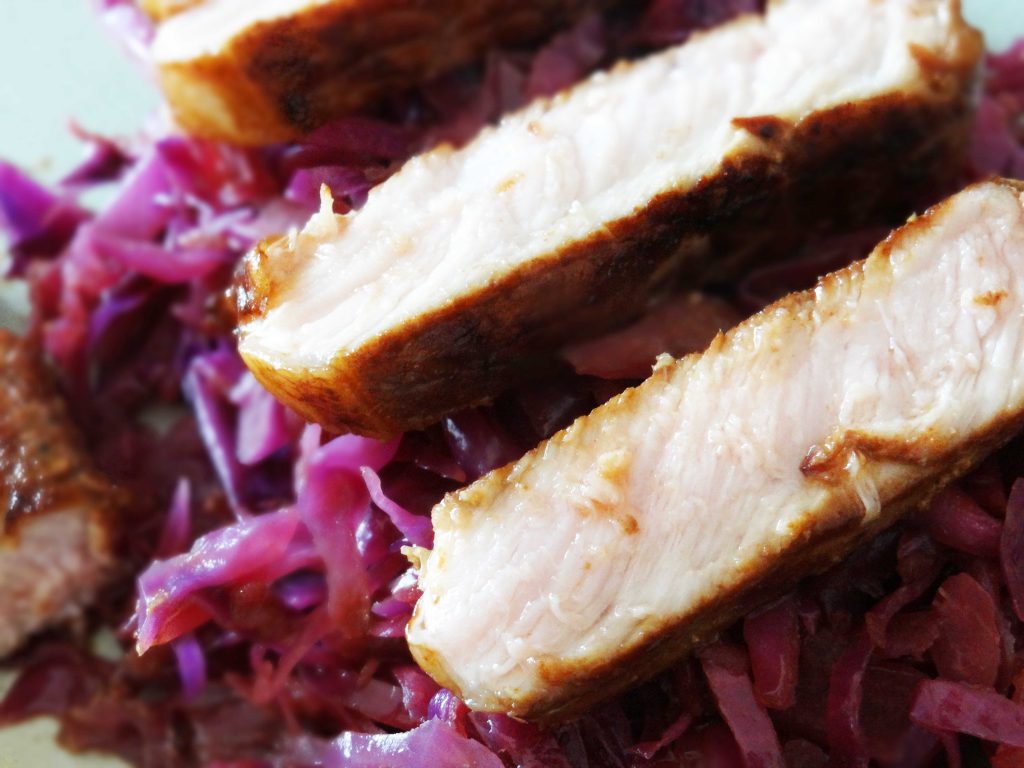 Cotlet de porc marinat și varză roșie călită cu măr și oțet balsamic