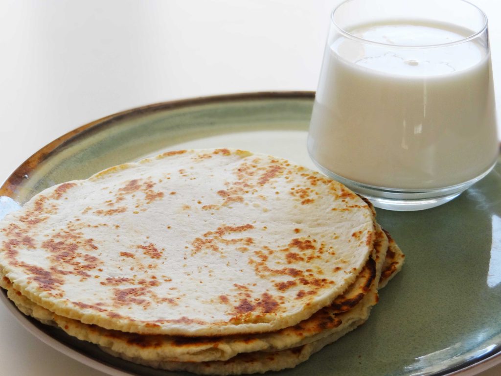 Turte cu cașcaval și kefir-coapte în tigaie