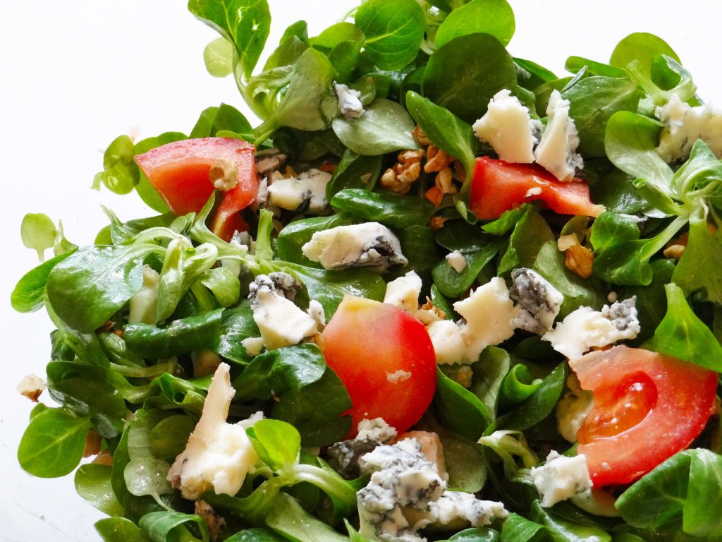 Salată de valeriană cu nuci și brânză gorgonzola