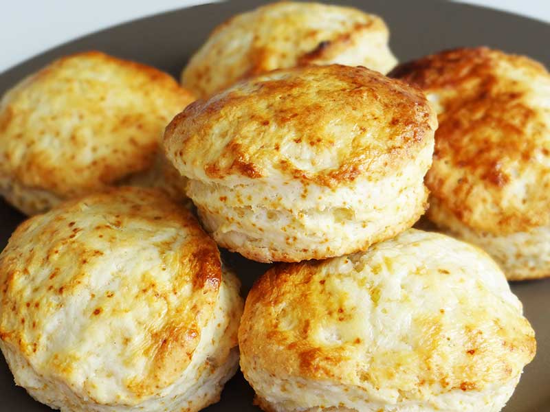 Biscuiți pufoși cu lapte bătut