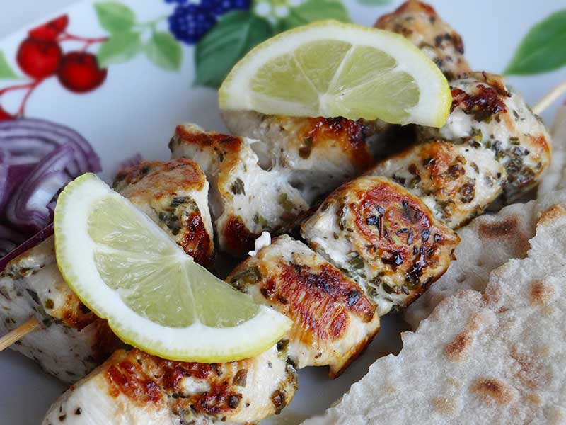 Souvlaki de pui cu Pita Bred și sos de Tzatziki