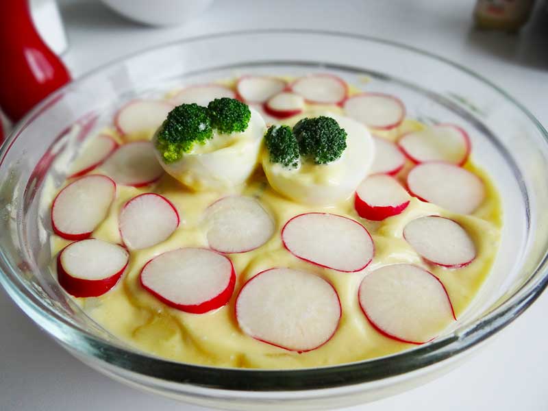 Salată în straturi de cartofi cu pui și maioneză