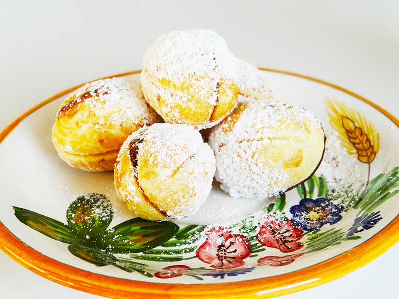 Nuci umplute cu cremă de ciocolată
