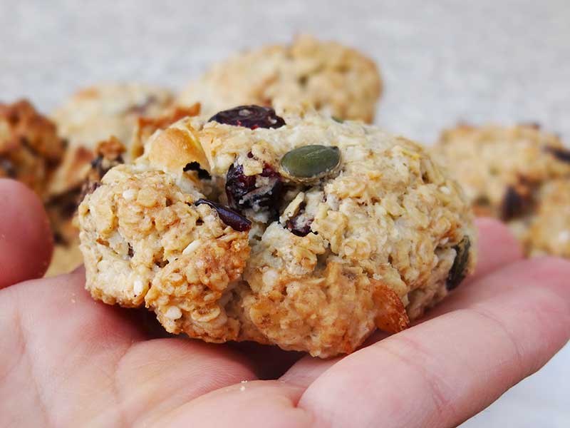 Biscuiți cu fulgi de ovăz, fructe deshidratate și semințe