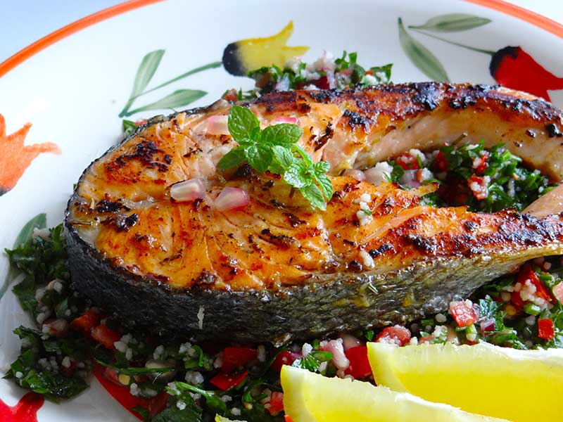 Salată Tabbouleh cu somon marinat